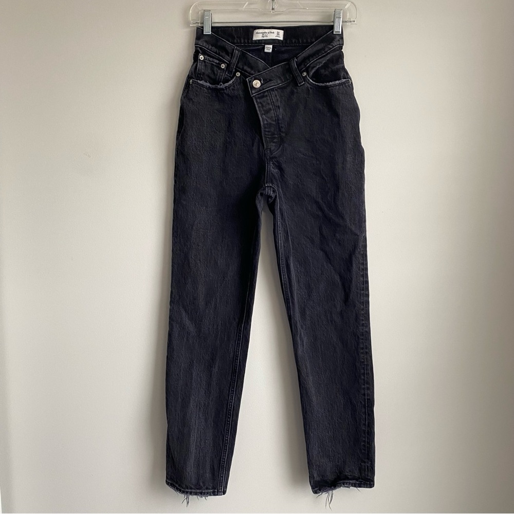 Abercrombie & Fitch Curve Love High Rise Dad Criss Cross Jeans in Black
